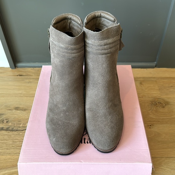 Crown Vintage • Exquisite Wedge Bootie • Taupe • 8.5 - Picture 3 of 5